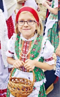 헝가리 전통의상을 입은 소녀