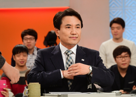 자유한국당 대선주자인 김진태 의원이 26일 오전 여의도 KBS 스튜디오에서 대선후보 경선 토론을 준비하고 있다. /연합뉴스