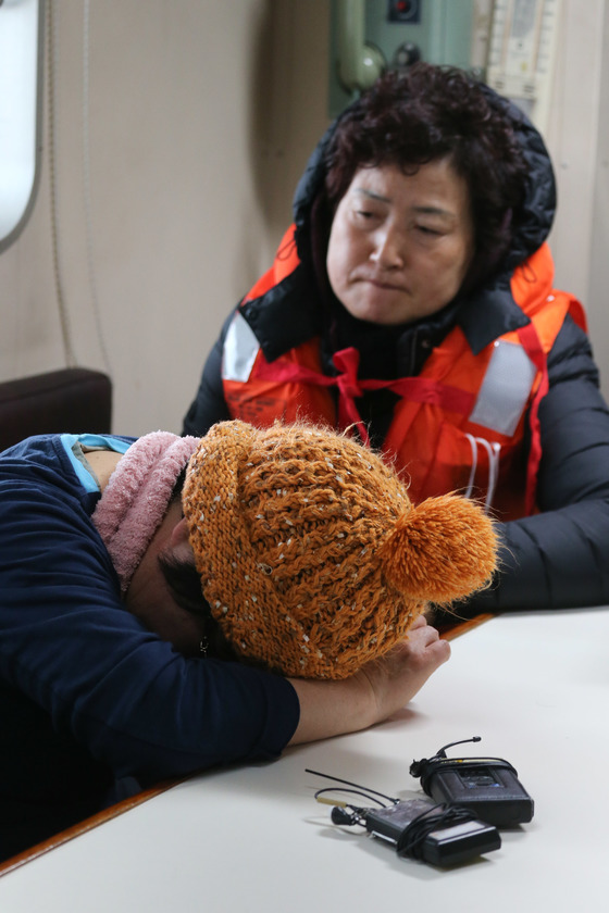 미수습자 가족들이 27일 세월호 쪽으로 이동하는 배위에서 고개숙인 채 앉아있다. 김상선 기자