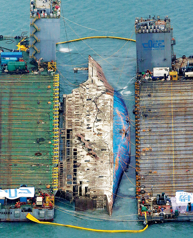 3월23일 전남 진도군 사고 해역 공중에서 촬영한 세월호 인양 장면 © 연합뉴스