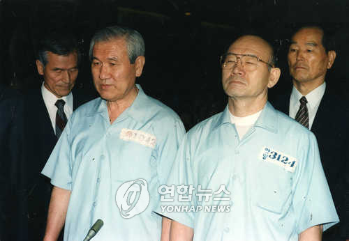 (서울=연합뉴스) 1996년 8월 26일 서울지법 대법정에서 굳은 표정의 노태우 전 대통령과 전두환 전 대통령