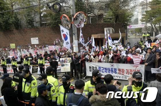 28일 오후 서울 강남구 삼성동 박근혜 전 대통령 자택 앞에서 엄마부대 등 지지자들이 박 전 대통령 구속영장 기각을 촉구하며 집회를 하는 모습. 뉴스1 © News1 안은나 기자
