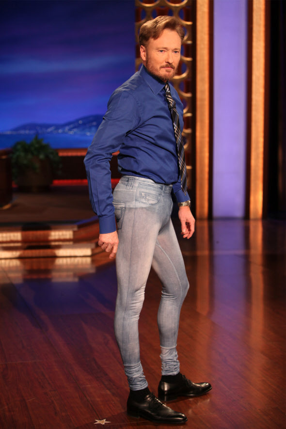미국 유명 토크쇼 진행자인 코미디언 코난 오브라이언이 레깅스를 착용한 모습. /인터넷 캡쳐