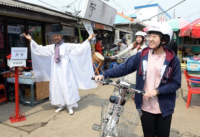28일 오전 인천 강화군 교동도에서 관광객들이 교동제비집에서 대여한 자전거와 스마트 워치를 이용해 비콘을 활용한 IT 기반의 자전거 투어를 하고 있다.  인천=왕태석기자