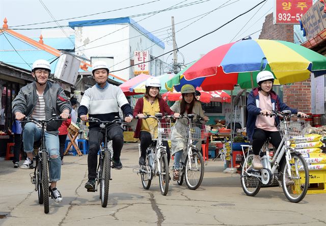 28일 오전 인천 강화군 교동도에서 관광객들이 교동제비집에서 대여한 자전거와 스마트 워치를 이용해 비콘을 활용한 IT 기반의 자전거 투어를 하고 있다.