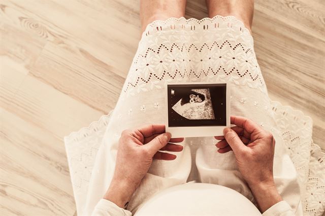 의료법 20조는 의료인이 임신 32주 이전에 태아의 성별을 알리지 못하도록 규정하고 있다. 통상 임신 12주면 태아의 성별을 알 수 있다. 게티이미지 뱅크