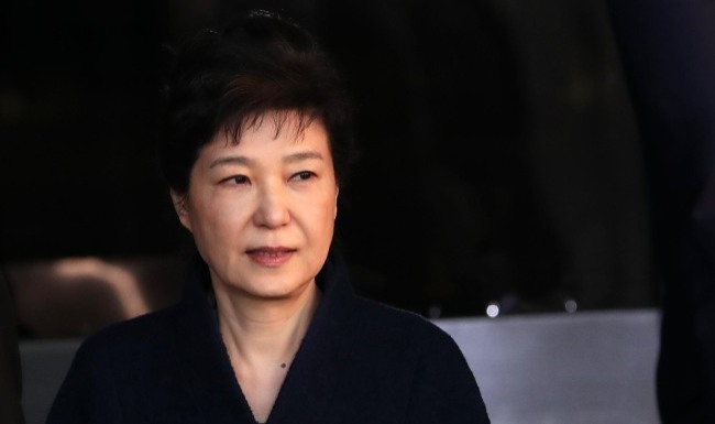 Former President Park Geun-hye emerges from the public prosecutors' office in Seoul on March 22, 2017, following an overnight questioning over various corruption allegations that led to her dismissal from office. (Yonhap file photo)