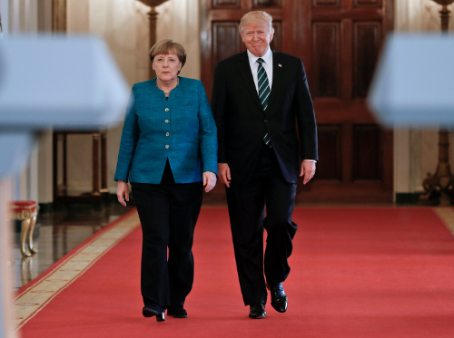 앙겔라 메르켈 독일 총리(왼쪽)가 지난 17일(현지시간) 워싱턴DC 백악관에서 도널드 트럼프 미국 대통령과 걸어가고 있다. AP뉴시스