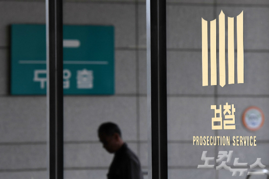 검찰이 박근혜 전 대통령의 구속영장 청구를 결정한 지난 27일 서초구 중앙지검에 직원들이 드나들고 있다. (사진=이한형 기자)