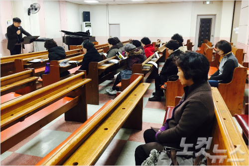 봉사자들은 매주 목요일마다 교회에 모여 환자들을 위한 기도시간을 갖고 있다.