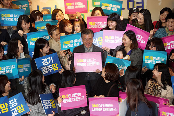 ⓒ연합뉴스 3월16일 더불어민주당 대선 주자인 문재인 전 대표가 서울에서 ‘전국 지역맘 카페 회원들과의 만남’을 마치고 기념 촬영을 하고 있다.