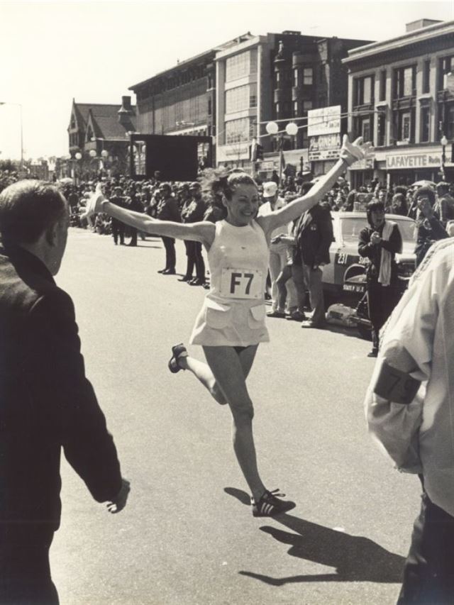 1975년 보스턴마라톤에서 2시간 51분 37초 기록으로 2위로 골인한 캐서린 스위처. 캐서린스위처 공식홈페이지