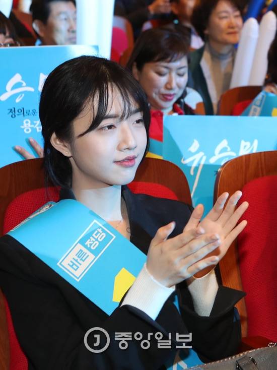 바른정당은 28일서울 방이동 올림픽공원에서 대통령후보자 선출대회를 열고 원내 4당 중 제일 먼저 최종 대선 후보를 선출했다. 지난 18일부터 4차례에 걸쳐 치러진 국민정책평가단 투표에서는 유 의원이 60% 가까운 지지를 받으며 남 지사를 앞섰다. 유승민 후보의 딸 유담양이 박수치고 있다. 오종택 기자