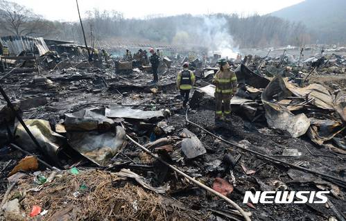 【서울=뉴시스】임태훈 기자 = 29일 오전 8시 51분께 서울 강남구 구룡마을 제7B지구에서 화재가 발생, 소방대원들이 진화를 마친 뒤 잔불정리를 하고 있다. 소방당국에 따르면 주거용 가건물에서 원인이 밝혀지지 않은 화재가 발생했으며 구룡마을 30여 가구 주민들을 대피시키고, B(70)씨가 연기를 흡입해 인근 병원으로 후송했다고 밝혔다. 2017.03.29. taehoonlim@newsis.com