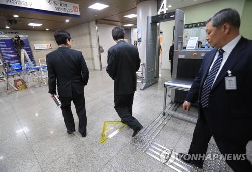 (서울=연합뉴스) 서명곤 기자 = 뇌물수수 등 혐의로 구속영장이 청구된 박근혜 전 대통령에 대한 구속 전 피의자 심문(영장실질심사)을 하루 앞둔 29일 오전 서울 서초구 서울중앙지법에서 법원 관계자들이 박 전 대통령 출석에 대비한 포토라인, 이동 동선 등을 살펴보고 있다. seephoto@yna.co.kr