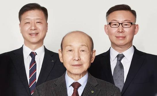 법무법인 한누리를 이끌고 있는 김상원(가운데), 김주현(오른쪽), 김주영 3부자 대표변호사./한누리 제공