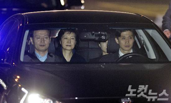 뇌물수수 등 혐의로 구속영장이 발부된 박근혜 전 대통령이 31일 오전 서울 서초동 서울중앙지검에서 서울구치소로 호송되고 있다. (사진=박종민 기자)