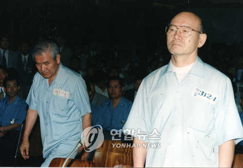 12.12 및 5.18사건 선고공판이 열린 1996년 8월 26일 전두환 전 대통령에 이어 노태우 전 대통령이 법정으로 들어서고 있다. [연합뉴스 자료사진]