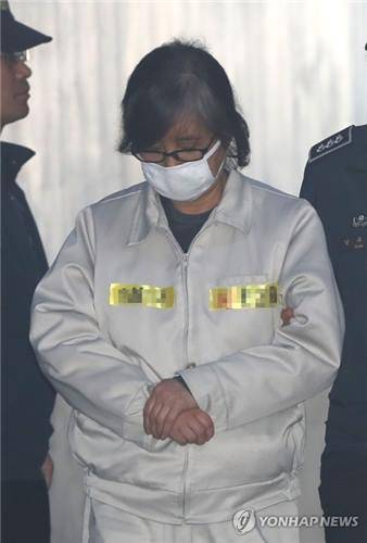 고개숙인 최순실 (서울=연합뉴스) 이정훈 기자 = 최순실 씨가 3일 오전 서울 서초구 서울중앙지법에서 열린 뇌물수수 혐의 첫 공판에 출석하기 위해 호송차에서 내려 법정으로 향하고 있다. 2017.4.4 uwg806@yna.co.kr (끝)