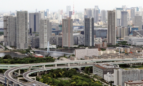 [교도=연합뉴스 자료사진] 도쿄만 바닷가에 가까이 줄지어 들어선 미나토구 일원 초고층아파트들의 2015년 모습.