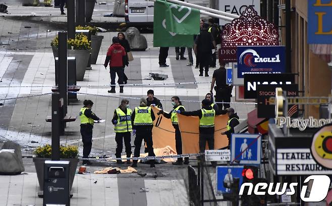 스웨덴 스톡홀름 중심가에서 7일(현지시간) 발생한 트럭 테러로 인명 피해가 발생했다. 용의자 2명은 체포됐다.  © AFP=뉴스1