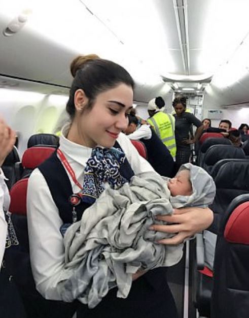 터키 항공사 승무원이 금방 태어난 아기를 안고 있다. (사진=메트로)