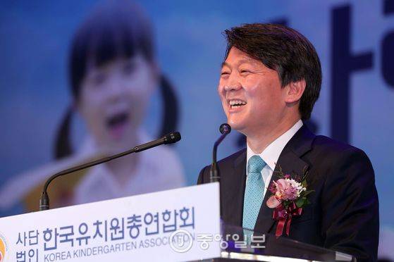 안철수 국민의당 대통령 후보가 11일 오후 서울 송파구 올림픽공원 SK핸드볼경기장에서 열린 한국유치원총연합회 사립유치원 교육자대회에 참석해 축사를 했다. 박종근 기자