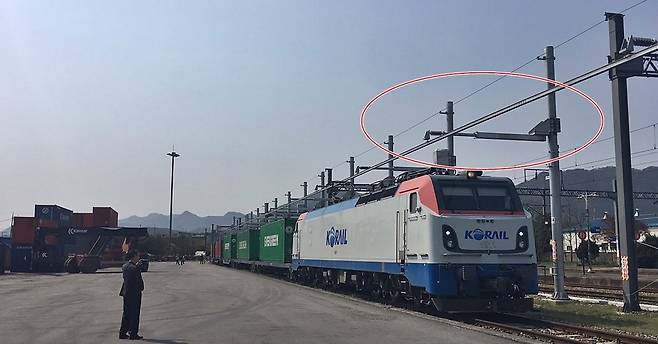 코레일의 컨테이너 화물열차가 13일 오전 10시10분 이동식 전차선(빨간선)으로 동력을 공급받으며 옥천역으로 진입하고 있다.