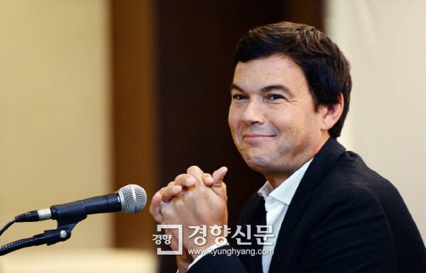 토마 피케티 프랑스 파리경제대(EHESS) 교수가 2014년 9월 19일 서울 장충동 신라호텔에서 세계지식포럼의 사전행사로 마련된 ‘1% 대 99% 대토론회’에 참석한 뒤 기자회견에서 취재진의 질문을 듣고 있다. /강윤중 기자