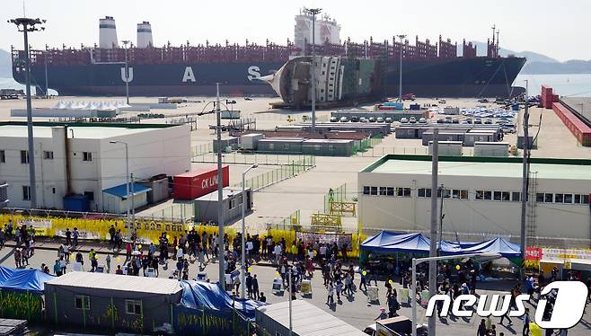 전남 목포신항만에 거치된 세월호 뒤로 대형 컨테이너선이 정박해 있다. 2017.4.16/뉴스1 © News1 남성진