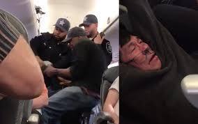 9일(현지시간) 미국 시카고 오헤어 공항의 유나이티드 항공 기내에서 강제로 끌려나가는 동양인 승객.