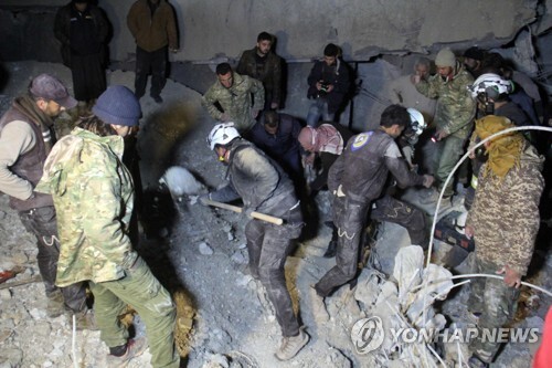시리아 민간구조대 '시리아민방위대'는 지난달 16일 시리아 알레포 서부 알지나흐에 있는 사원이 미군의 공습을 받아 38명이 숨졌다고 밝혔다. 시리아민방위대원들이 무너진 건물 잔해 속에서 수색작업을 벌이고 있다. [AFP=연합뉴스]