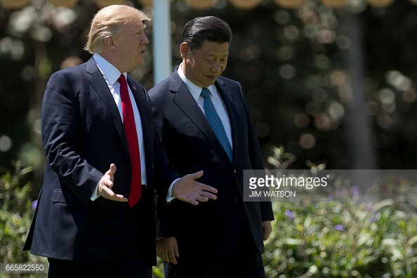 지난 7일 미국 플로리다주 팜비치의 마라라고 리조트에서 도널드 트럼프 미국 대통령(왼쪽)과 산책을 하는 시진핑 중국 국가주석. |Getty Images