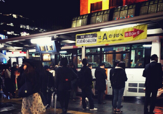 일본 후쿠오카시의 한 버스정류장에서 시민들이 버스에 오르고 있다. /후쿠오카=박우인기자