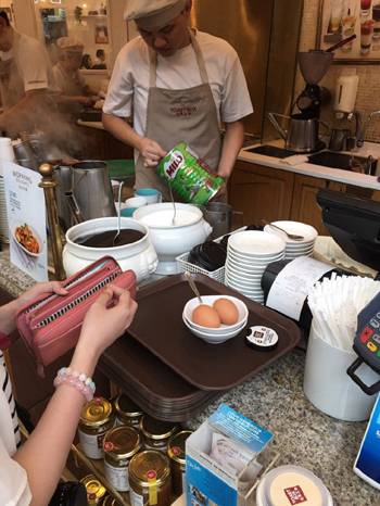 어릴때 많이 봤던 마일로를 붓고 있는 토스트박스 점원.