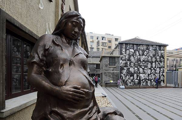 ⓒ연합뉴스 중국 장쑤성 난징시에 있는 <난징 리지샹 위안소 유적 진열관> 밖에 세워진 ‘만삭의 위안부 동상’. 현존하는 아시아 최대 규모의 위안소 터다.