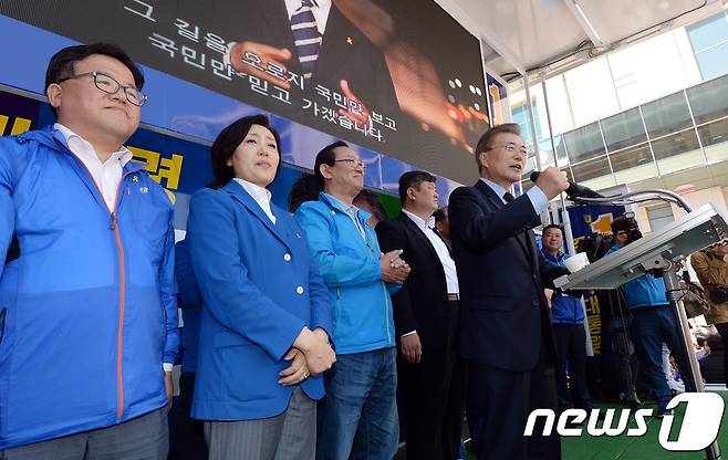 문재인 더불어민주당 대선 후보가 22일 울산 삼산동 롯데백화점 앞 광장에서 열린 집중유세에서 유권자들의 지지를 호소하고 있다. 2017.4.22/뉴스1 © News1 허경 기자