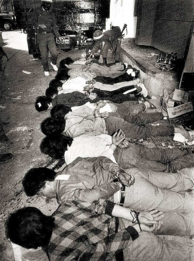 1980년 5·18 당시 전남도청에서 계엄군에 붙잡힌 광주 시민들이 두 손이 묶인 채 엎드려 있다. <한겨레> 자료사진
