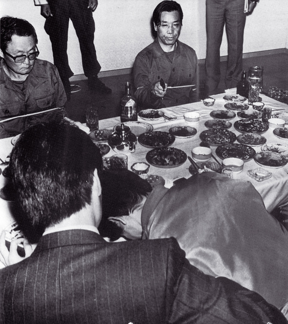 김재규 중앙정보부장(오른쪽)이 1979년 10월26일 저녁 당시 궁정동 안가에서 박정희를 쏘는 장면을 재연하고 있다. <한겨레> 자료사진