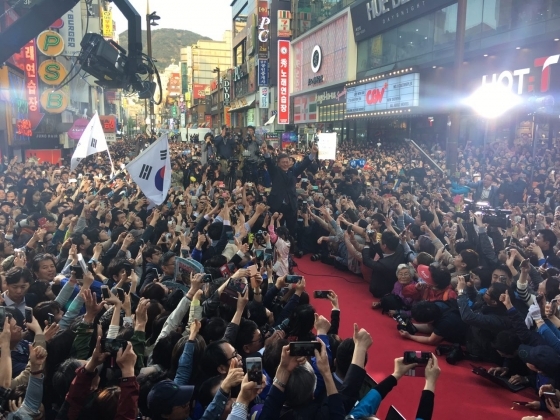 문재인 더불어민주당 대선후보가 22일 부산 서면에서 거리유세를 펼치고 있다./사진=더불어민주당
