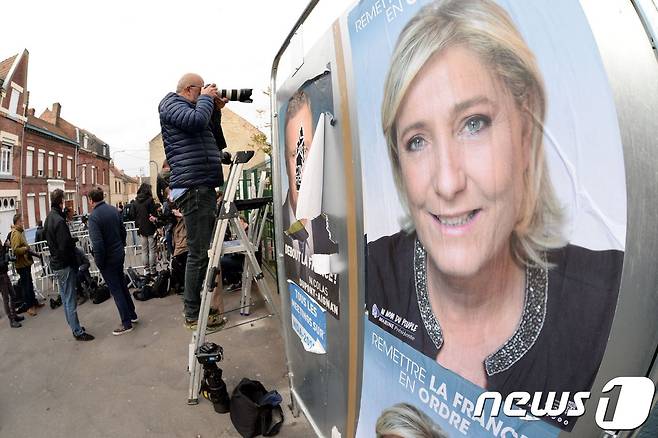 프랑스 극우정당 국민전선(FN)의 마린 르펜 대통령 후보의 대형 포스터 © AFP=뉴스1