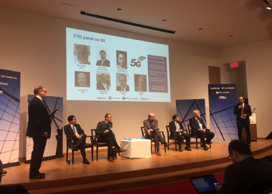 브루클린 5G 서밋에 참여한 글로벌 ICT 사업자 CTO들이 5G 상용화를 위한 협력방안을 논의하는 모습. / KT 제공