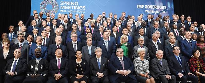 4월 22일(현지시간) 미국 워싱턴 디시에서 열린 국제통화기금/세계은행 춘계회의에 참석한 각국 대표들이 기념사진을 찍고 있다. 기획제정부 제공