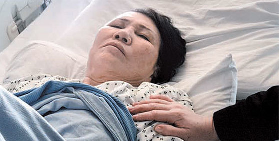 테러 당시 머리를 다쳐 런던의 병원 병상에 누워 있는 한국인 박모씨. [김성탁 기자]