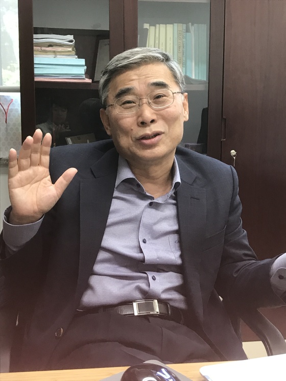 23일 베이징대 연구실에서 인터뷰중인 이종석 전 통일부 장관