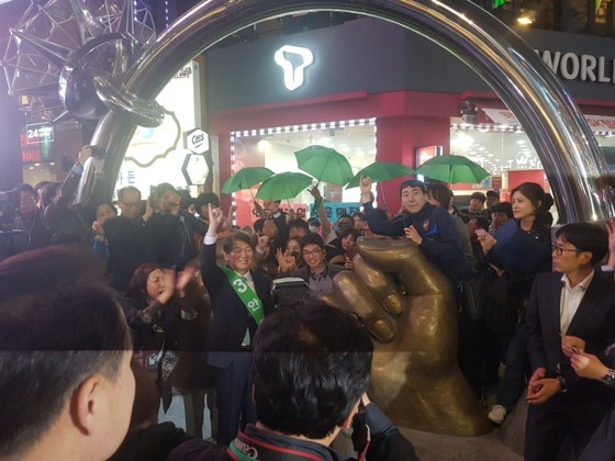 안철수 국민의당 후보가 21일 저녁 부산 서면유세 직후 국민과의 약속 퍼포먼스를 하고 있다.안효성 기자