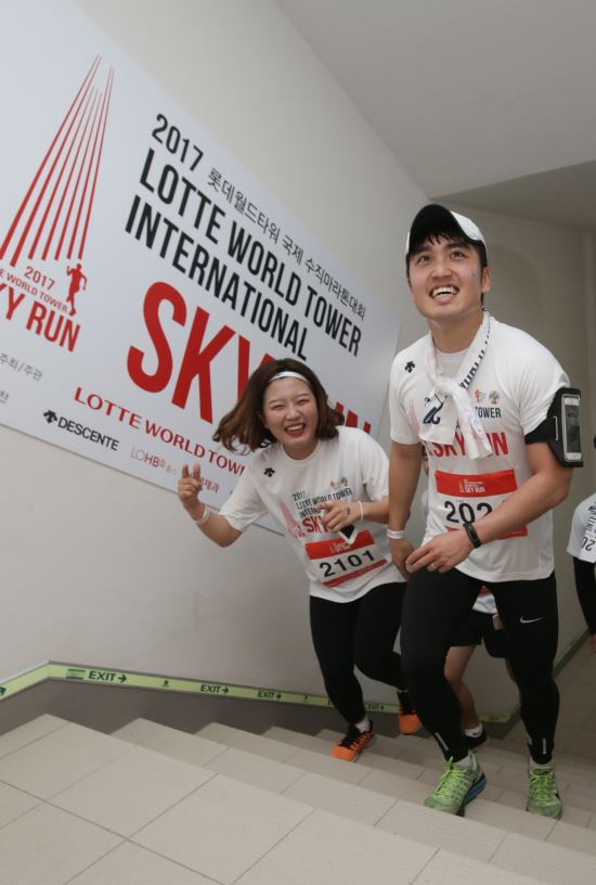 23일 오전 서울 송파구 롯데월드타워에서 열린 2017 롯데월드타워 국제 수직 마리톤 대회에서 일반인 참가자가 123층 전망대를 향해 계단을 오르며 103층을 지나고 있다.  뉴시스
