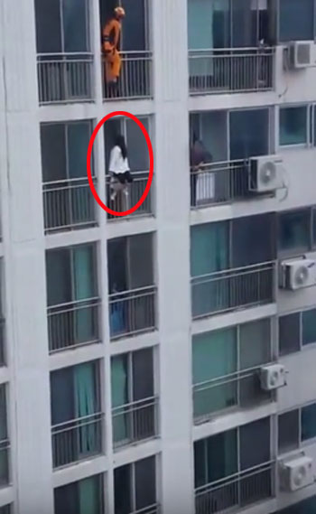 망고 youtube - 국내의 한 아파트 단지에서 자살시도녀 구조하는 소방관 영상.