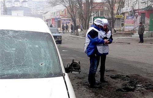OSCE 휴전감시단이 사고 지역에서 조사를 벌이고 있다 [타스=연합뉴스]