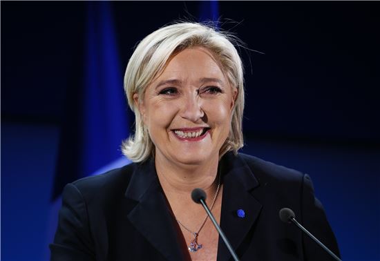 프랑스 대선 1차 투표에서 2위로 결선행을 하게 된 마린 르펜 후보가 출구조사 발표 후 활짝 웃고 있다. 사진=EPA연합